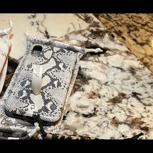 Snakeskin pattern loopy case